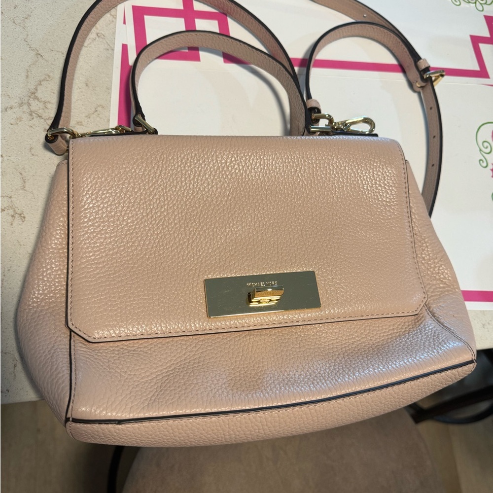 Michael Kor’s Cream Purse Mint Condition